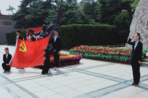土木与环境工程学院组织入党积极分子参观烈士陵园