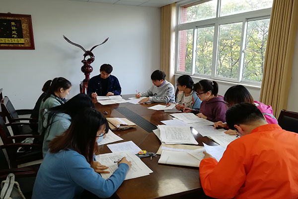 土木与环境工程学院学生第一党支部开展党课结业考试阅卷工作