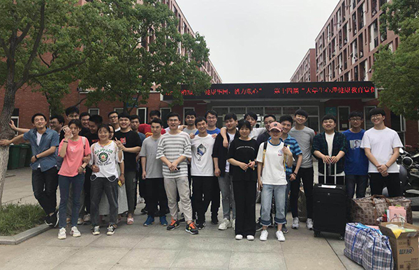 土木与环境工程学院10栋女生宿舍顺利完成宿舍搬迁工作