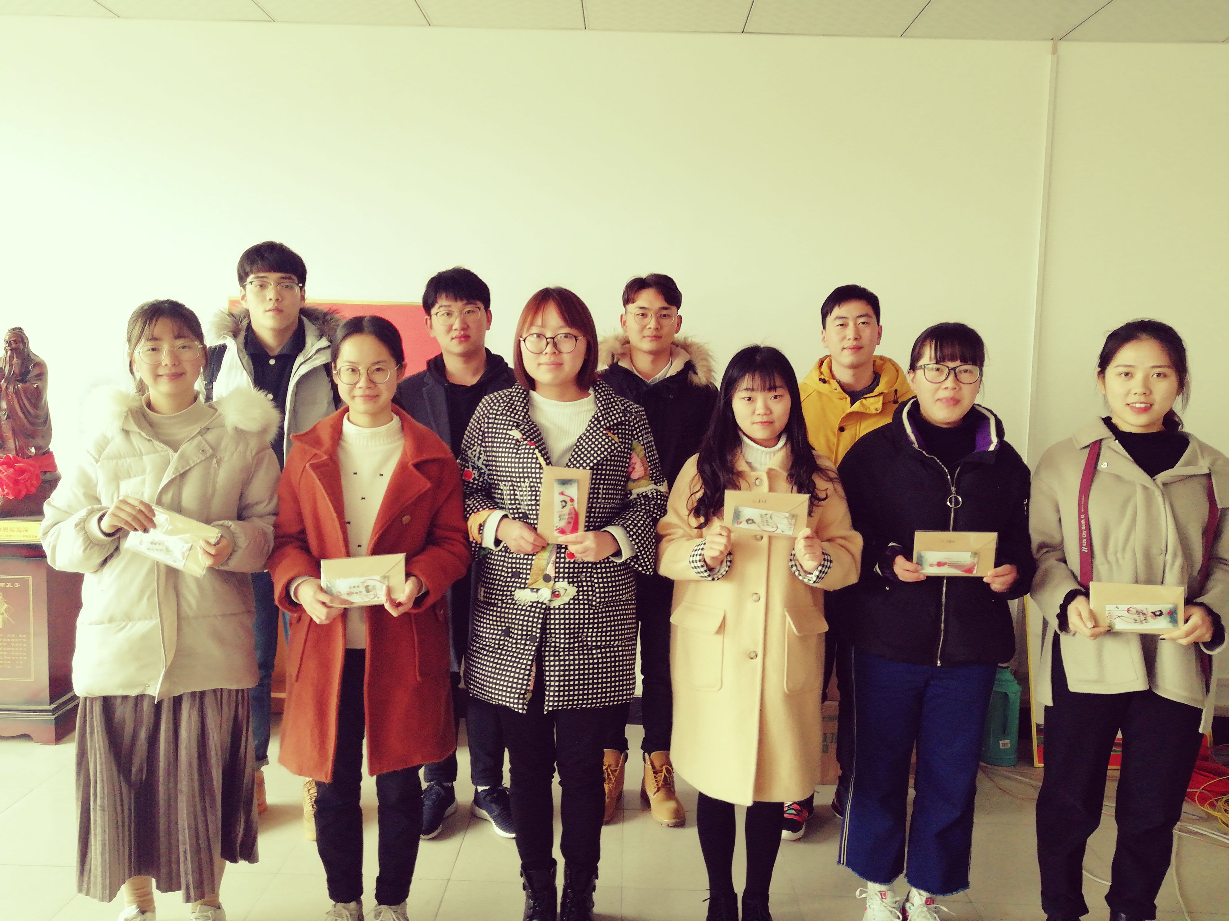 土木与环境工程学院学生第一党支部开展“三八”妇女节送祝福活动