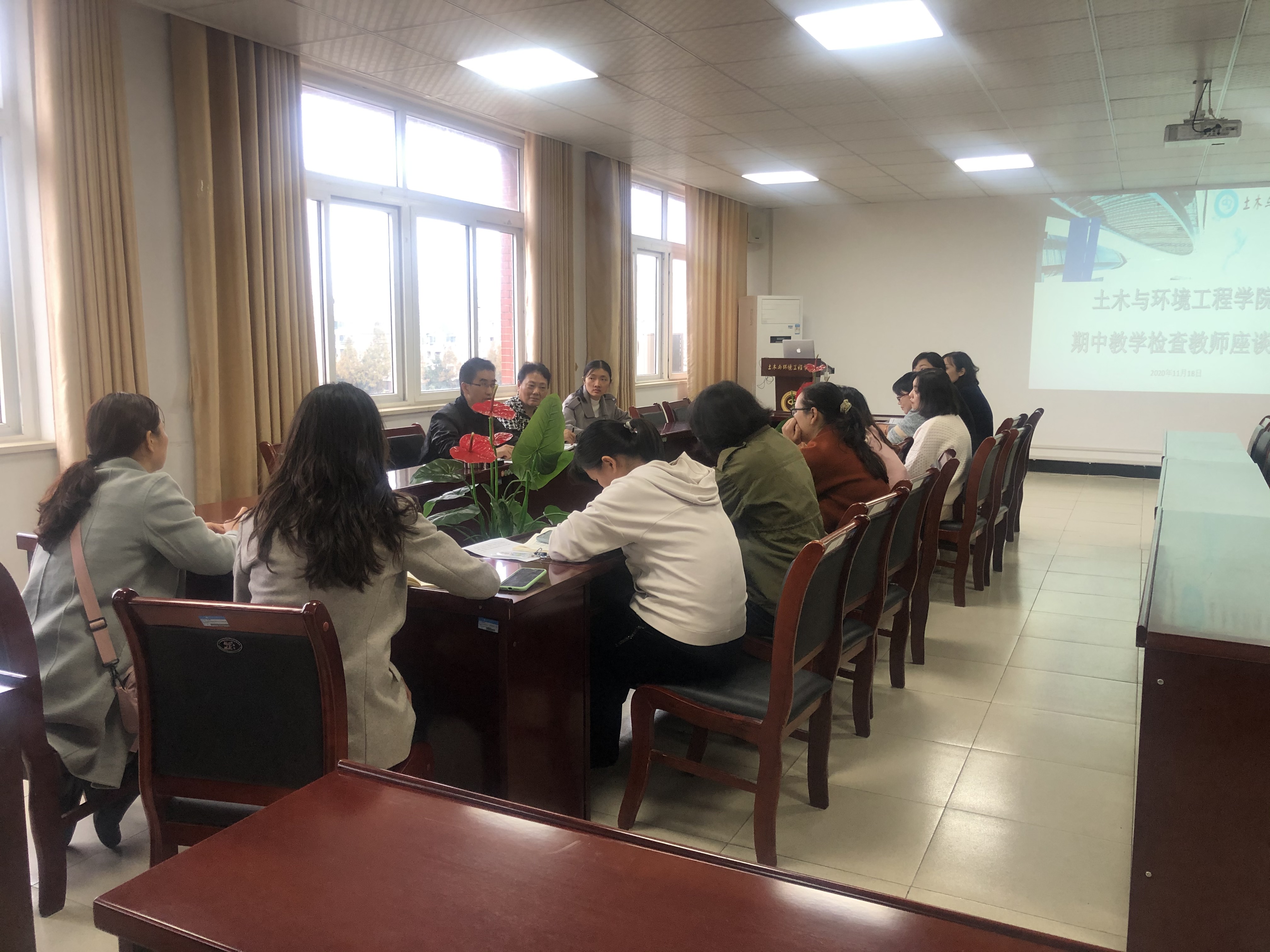 土木与环境工程学院召开期中教师座谈会