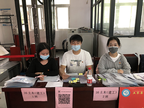 土木与环境工程学院学生第二党支部协助开展毕业生离校工作