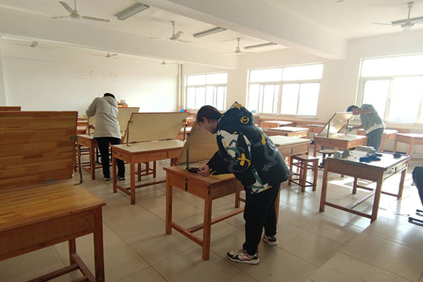 城市建设学院开展“我为师生办实事”教室清扫志愿活动