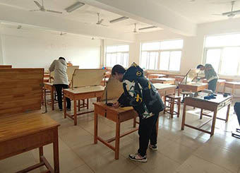 城市建设学院开展“我为师生办实事”教室清扫志愿活动