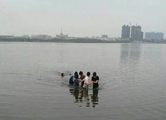 我院学子邓浩勇救落水妇女