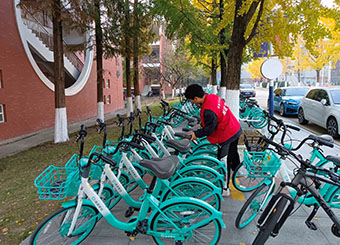 我为师生办实事：自行车整齐摆放