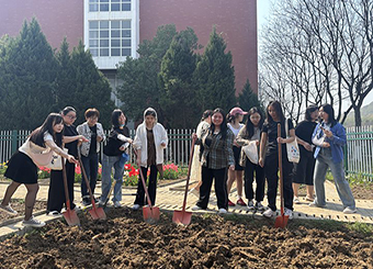 城市建设学院教师第四党支部组织“匠心筑梦，蜡染传情”非遗文化体验活动