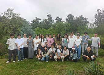 以实践育匠心，用双手绘花境   ——党建促团建开展花境区域除杂草活动