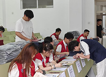 深情寄语勇敢启程 党员服务温暖人心